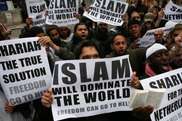 muslims-carrying-banners-declaring-islam-will-dominate-the-world-protest-at-the-visit-of-mr-wilders-to-the-uk_1